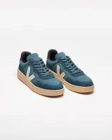 Championes Veja modelo V-90 Suede, color azul petróleo con logo lateral en blanco y talón en negro.