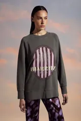 Buzo gris con estampa circular en el frente con rayas verticales rosas y una palmera.