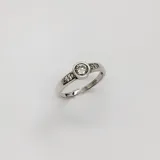 Anillo de plata 925 con una circonia central de 6mm de diámetro y circonias más pequeñas en los laterales.