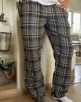 Pantalón de hombre confeccionado en franela. Diseño escocés a cuadros grises, negros y beige, con elástico en la cintura y dos bolsillos laterales.