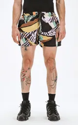 Short de baño multicolor con estampado de hojas y formas abstractas.