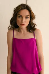 Musculosa fucsia de breteles finos y escote recto. Fabricado en Italia.