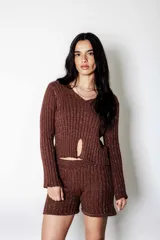 Buzo de lurex color chocolate, con cuello en V y abertura en el centro.
