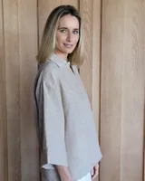 Blusón de manga 3/4 con cuello en V, color crudo.