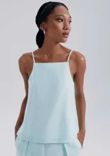 Blusa sin mangas color celeste con breteles finos y escote cuadrado.