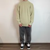 Sweater negro de tejido de punto grueso, con cuello alto y mangas raglán. Corte holgado.