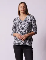 Blusa de algodón estampado, marca Ruby Rd. Escote en V cruzado y mangas ¾.