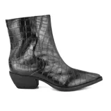 Bota corta negra de cuero con textura tipo piel de cocodrilo, punta fina y taco bajo.