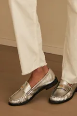 Jean recto color blanco con detalle desflecado en tobillos y cintura.