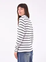 Polera de punto azul marino con rayas horizontales blancas, cuello alto y mangas largas.