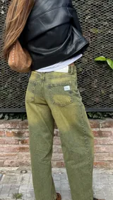 Pantalón de jean verde oliva de corte ancho.