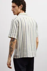 Camisa de manga corta con cuello resort, a rayas verticales color celeste y beige.