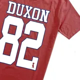 Remera color rojo de algodón con estampado frontal grande en blanco con el número 82.