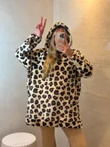 Canguro oversize con capucha, de tela suave con estampado animal print en tonos azul, negro y blanco.