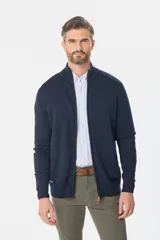 Campera tejida de algodón color azul con cierre frontal y cuello alto.