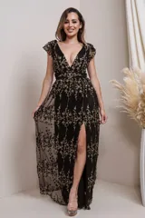 Vestido largo de fiesta negro con bordado floral dorado, escote en V, mangas cortas con volados y tajo lateral.