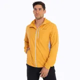 Cortaviento gris con detalles en naranja, ultra liviano, de secado rápido, con capucha y bolsillos internos.