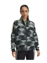 Campera deportiva Under Armour Challenger Pro Track para mujer, con cierre frontal completo, cuello alto, mangas largas con detalle de rayas amarillas y estampado geométrico en tonos grises y negros.