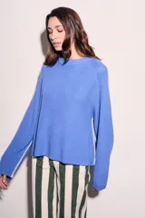 Sweater azul de punto con cuello redondo y mangas largas.