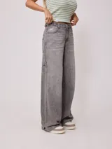 Pantalón de jean gris oscuro con efecto lavado, corte amplio y tiro alto.