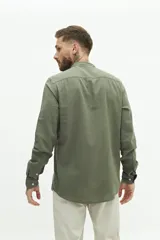Camisa de lino azul marino con cuello mao, corte semi slim y logo bordado en el pecho.