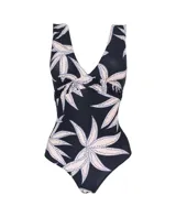 Bañador entero color negro con estampado de hojas en tonos claros, con detalle de fruncido en la parte delantera.