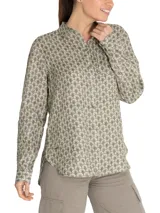 Camisa de manga larga con cuello clásico y cierre frontal con botones. Estampado con motivos marinos en tonos beige y marrón.