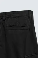 Bermuda cargo de algodón color marrón oscuro, tiro medio, corte regular, con bolsillos laterales de parche con solapa y bolsillos traseros de vivo.