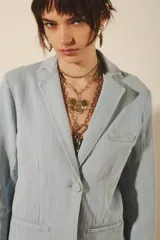 Saco sastrero de denim azul oscuro, con costuras a contratono, forrería combinada en cuerpo y mangas, botones a tono personalizados y elasticidad para mayor confort.