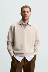 Polo manga larga negro de algodón con elasticidad y estructura. Cuello solapa con cierre frontal de botonadura y acabados con rib.