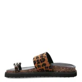Sandalias negras con estampado animal print, con plataforma plana y tira para el dedo pulgar con detalle metálico plateado.