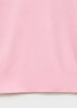 Jersey de punto fino color rosado, de manga larga y cuello en V, con corte recto.