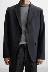 Blazer slim fit color verde oliva confeccionada en tejido con viscosa. Cuello con solapas de muesca, manga larga acabada en puño con detalle de botones, bolsillo de vivo en pecho y de solapa en cadera. Detalle bolsillo interior, bajo con aberturas en espalda y cierre frontal con botones.
