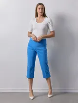 Pantalón capri color beige, de gabardina elastizada.