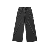 Pantalón de jean negro de corte ancho, con detalles de flecos diagonales en la parte delantera.