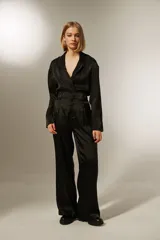 Pantalón negro ancho de poliéster con pinzas y calce alto.