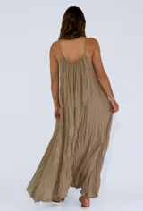 Vestido largo color celeste, de corte amplio y breteles finos.