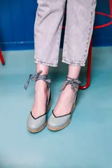 Alpargatas de yute color verde salvia con cuña, interior de piel, talón descubierto y cintas de atar al tobillo con estampado vichy en blanco y negro. Modelo exclusivo de la marca española Dfyf.