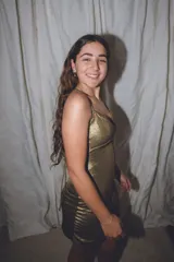 Vestido corto rojo brillante con escote halter y espalda descubierta.