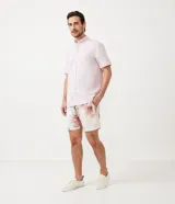 Camisa celeste de manga corta, corte comfort, con cuello abotonado y cierre frontal con botones.