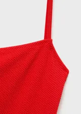 Traje de baño enterizo rojo con tirantes finos y escote cuadrado.