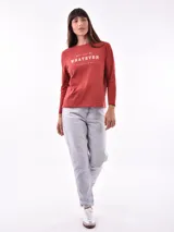 Remera blanca de manga larga con estampa rectangular dorada con diseño animal print y texto 'Fearless, fierce & fabulous'.
