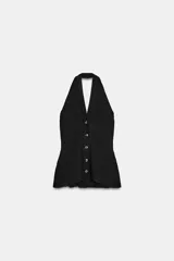 Top negro de punto con cuello halter, escote pico y cierre frontal con botones.