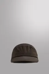 Gorra marrón de siete paneles de tejido técnico con perforaciones, visera y ajuste elástico en la parte posterior.