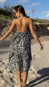 Vestido midi con estampado abstracto en blanco y negro, corte suelto y breteles finos.