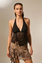 Top negro sin mangas con cuello halter profundo, frunces ajustables en el frente y diseño transparente en la parte inferior.