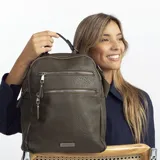 Mochila color beige de símil cuero con doble apertura superior con cierre. Incluye dos bolsillos al frente con cierres metálicos, asa rígida de mano y correa de galón. En la espalda correas de galón regulables.
