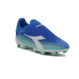 Zapatillas de fútbol en color azul-aguamarino, con diseño ligero y suela adecuada para césped.