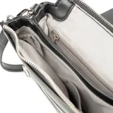 Bandolera negra de símil cuero con diseño rectangular y sensación acolchada. Tiene acceso con solapa y cierre, herrajes plateados, correa regulable, dos compartimentos, un bolsillo interno con cierre y otro abierto.
