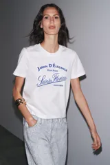 Camiseta blanca de cuello redondo y manga corta con estampado de texto en azul.